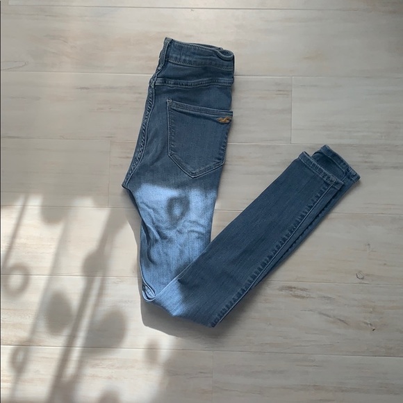 Ultra high rise Hollister jeans - Picture 3 of 3
